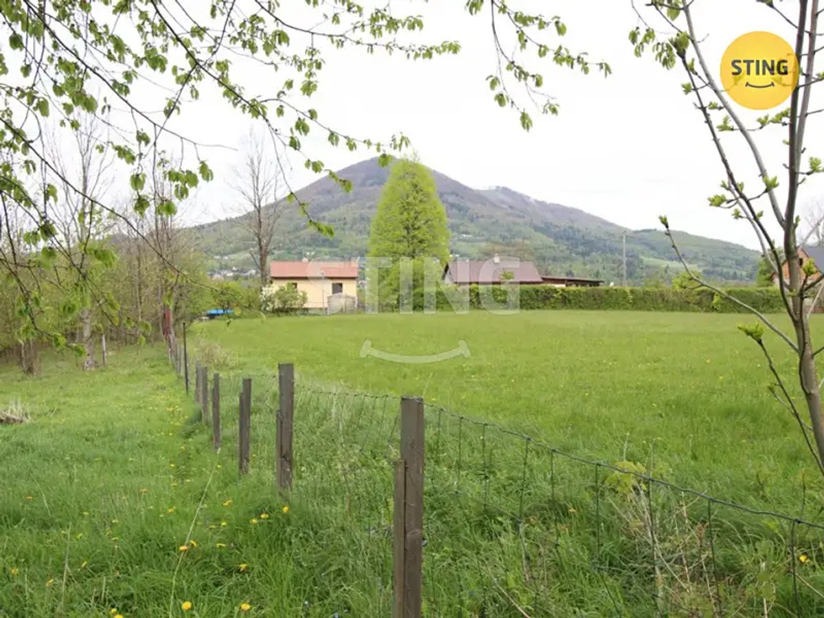Prodej stavebního pozemku 2439 m²