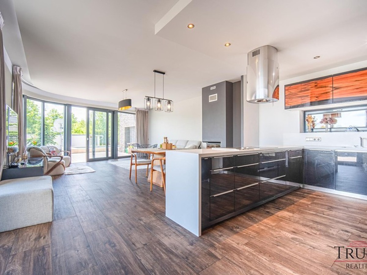 Prodej vily 308 m², pozemek 1162 m²