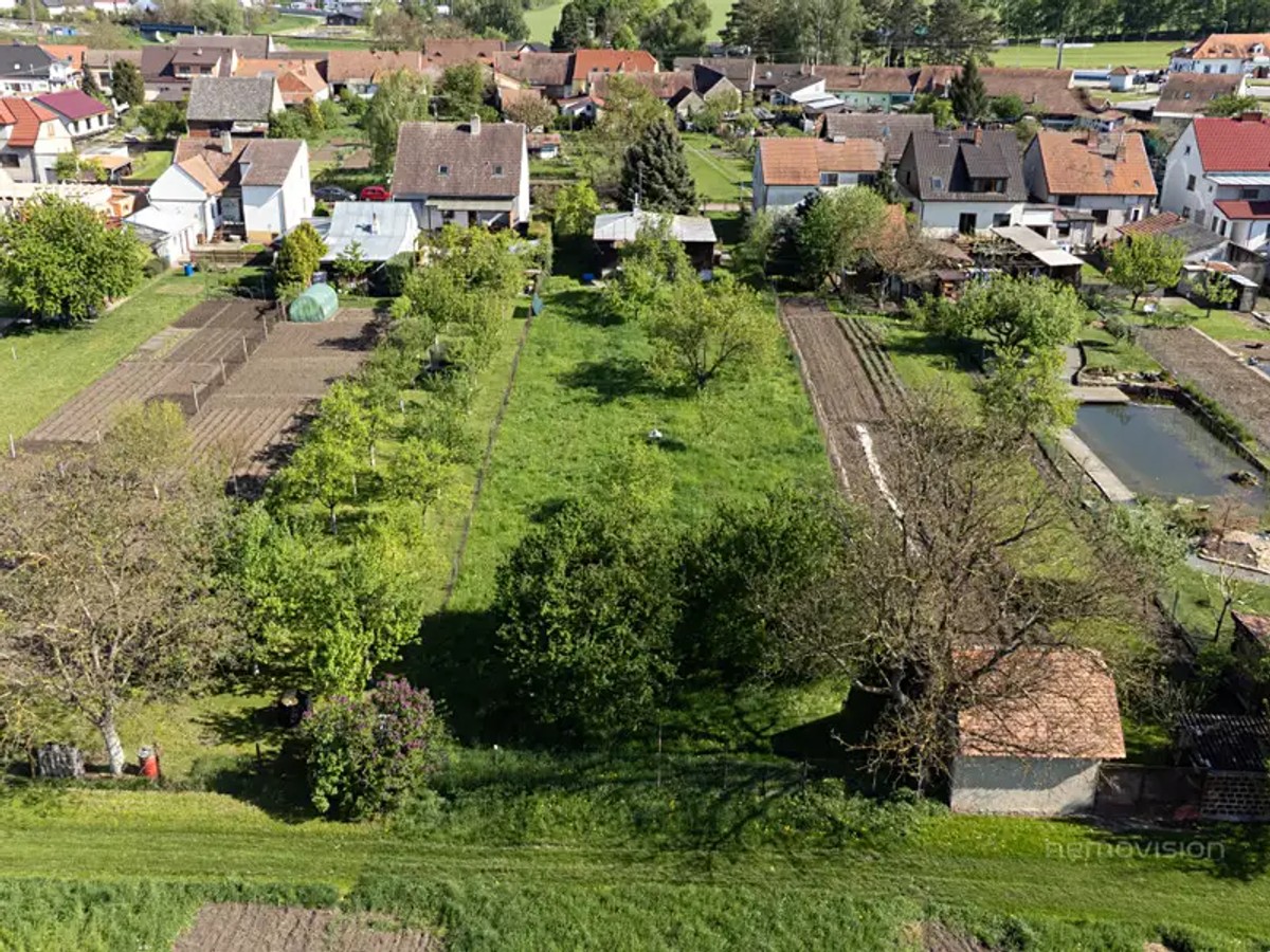 Prodej stavebního pozemku 1800 m²