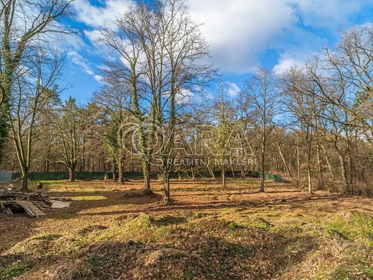 Prodej stavebního pozemku 6090 m²