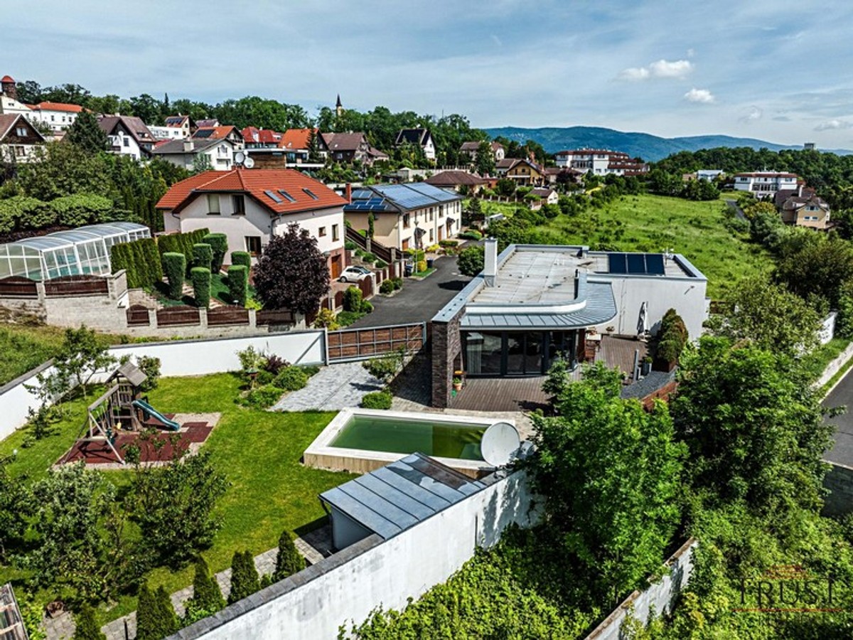 Prodej vily 308 m², pozemek 1162 m²