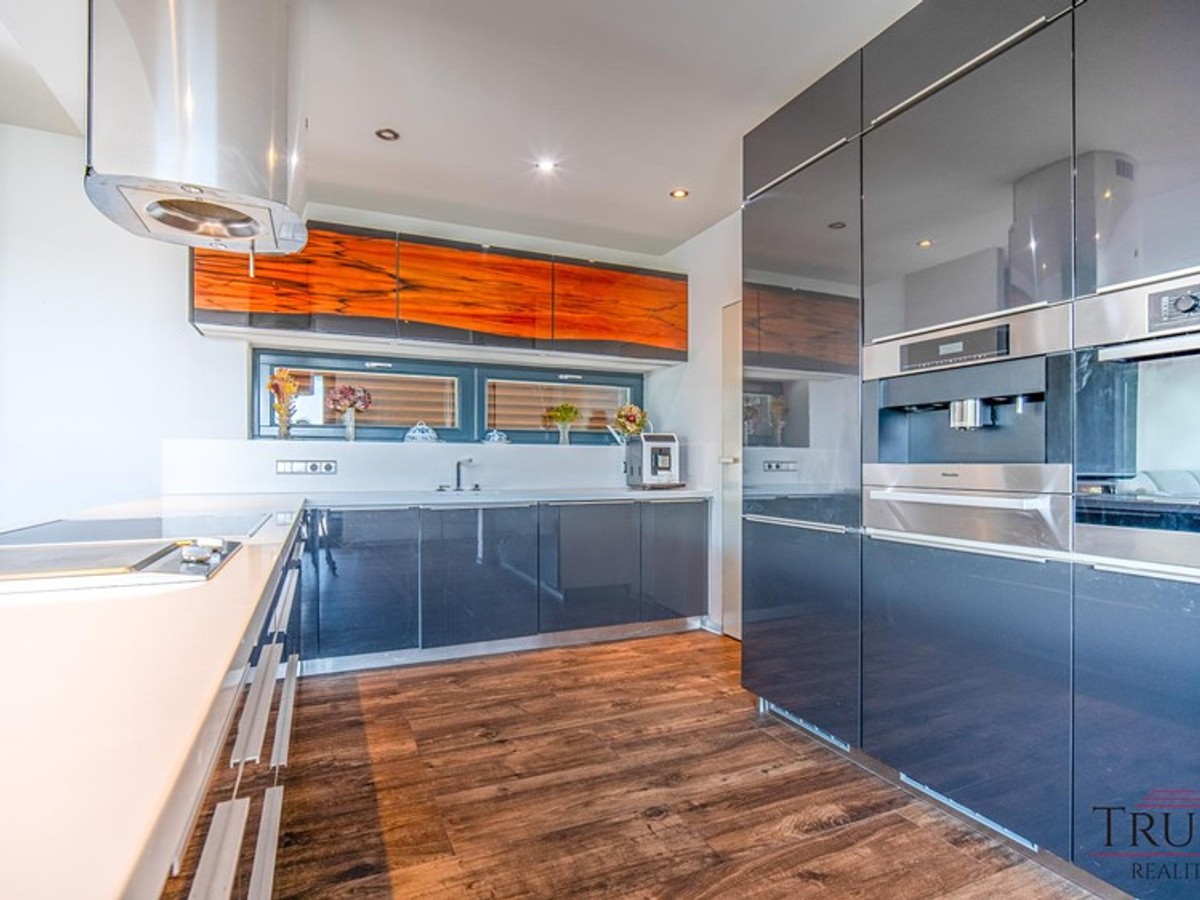 Prodej vily 308 m², pozemek 1162 m²