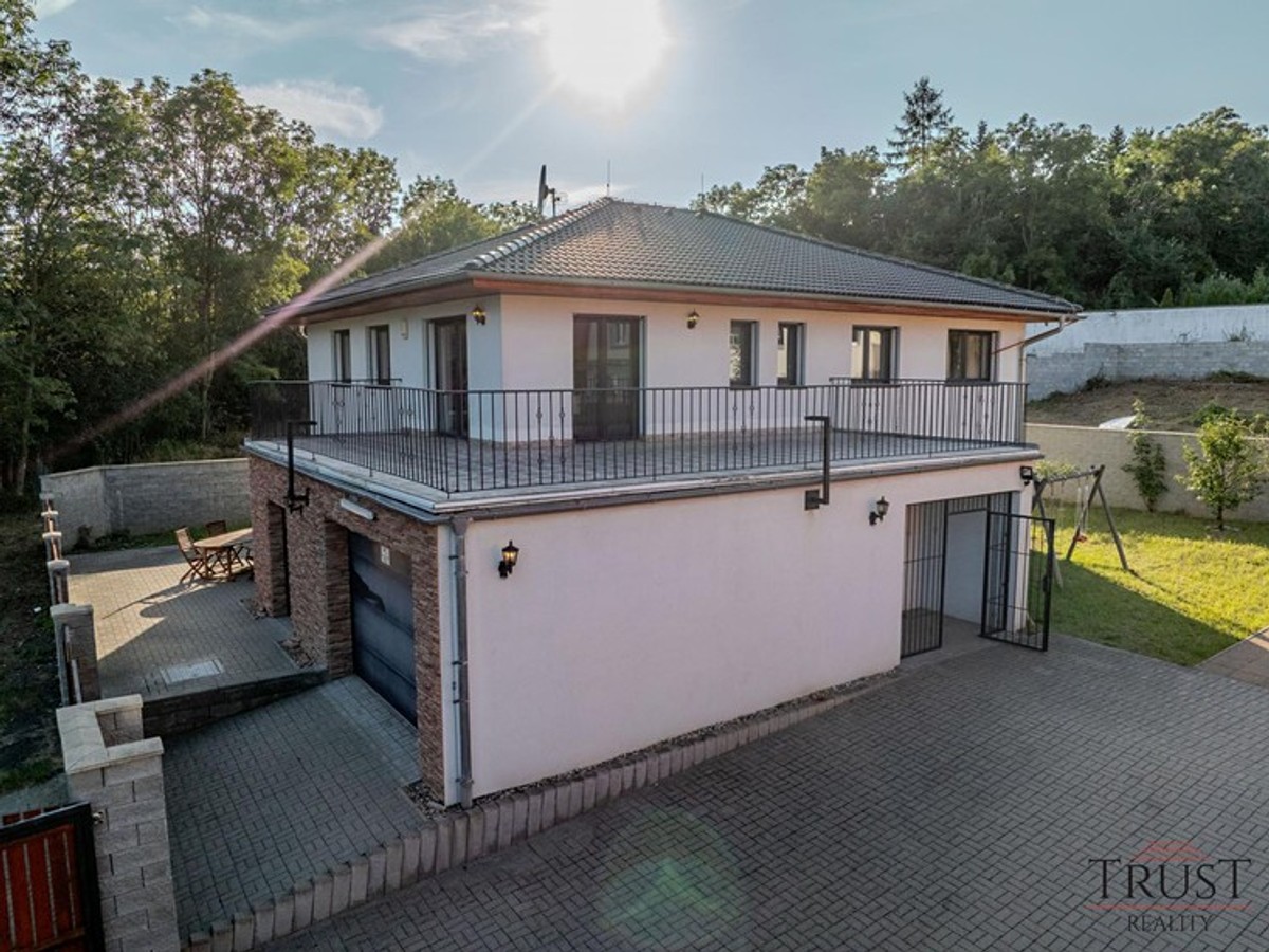 Prodej vily 338 m², pozemek 1208 m²