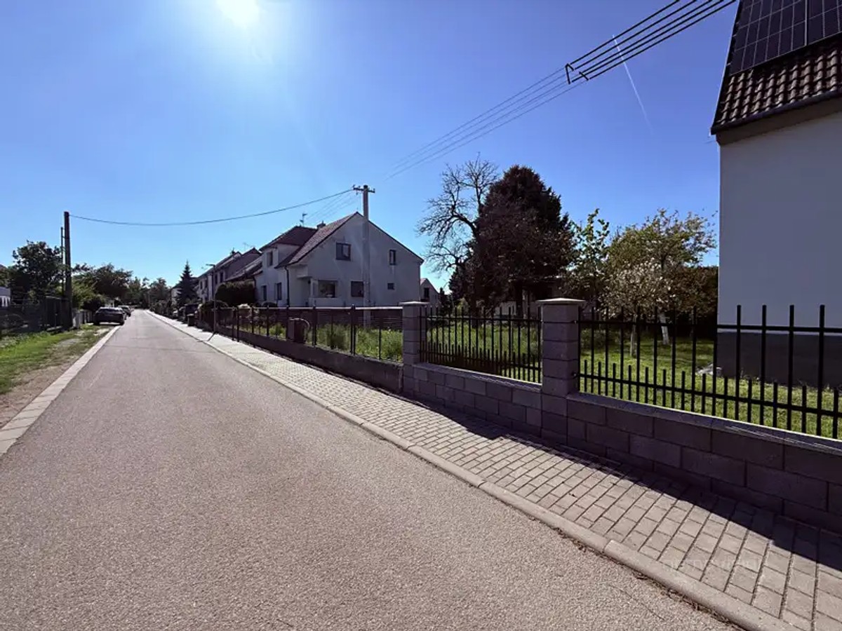 Prodej stavebního pozemku 1800 m²