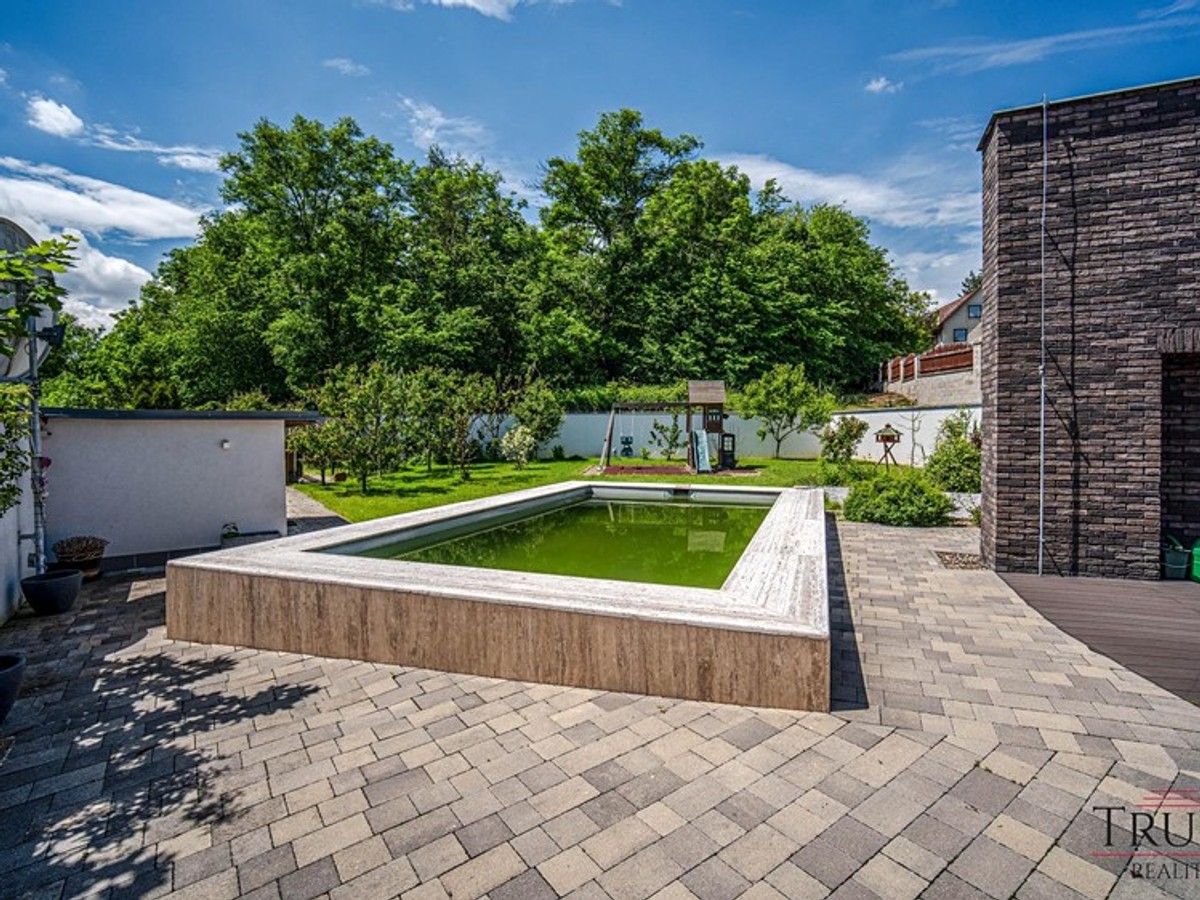 Prodej vily 308 m², pozemek 1162 m²