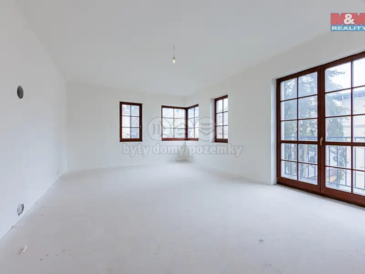 Prodej domu 895 m², pozemek 1336 m²