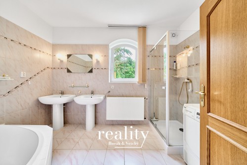 Prodaný dům 322 m², pozemek 9361 m²