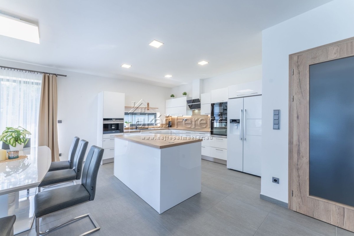 Prodej domu 221 m², pozemek 1950 m²