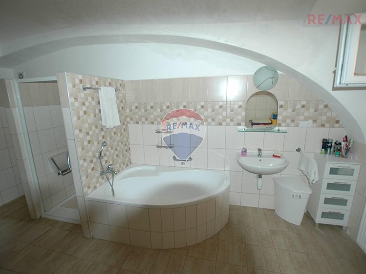 Prodaný dům 200 m², pozemek 4000 m²