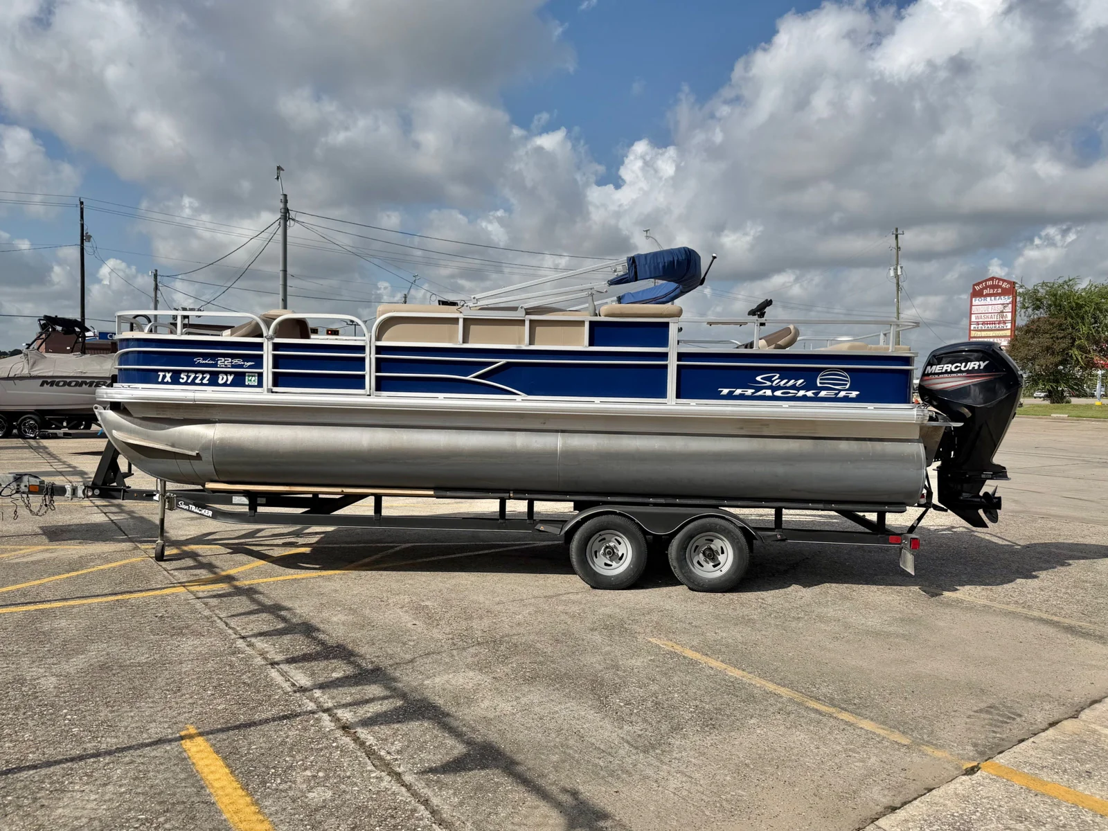 2017 Sun Tracker Fishing Barge 22 DLX - 2