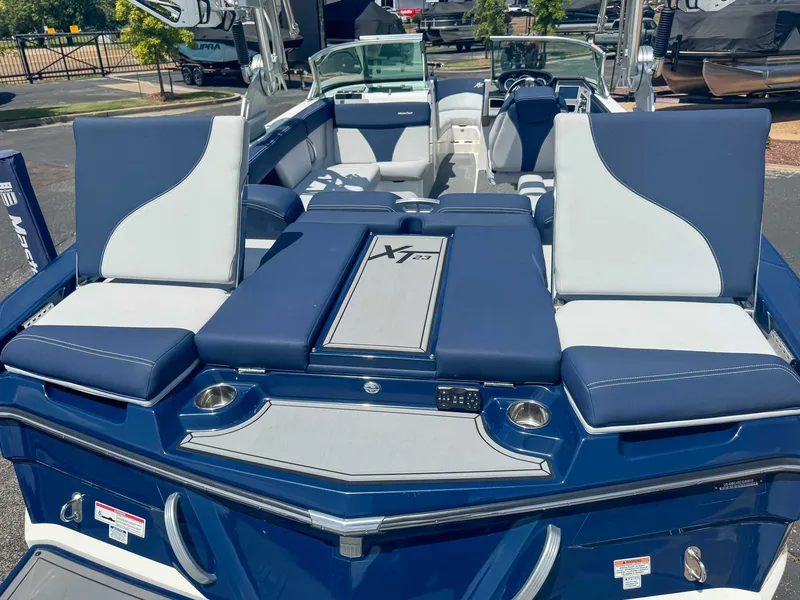 2019 MasterCraft XT23, photo 11 of 24