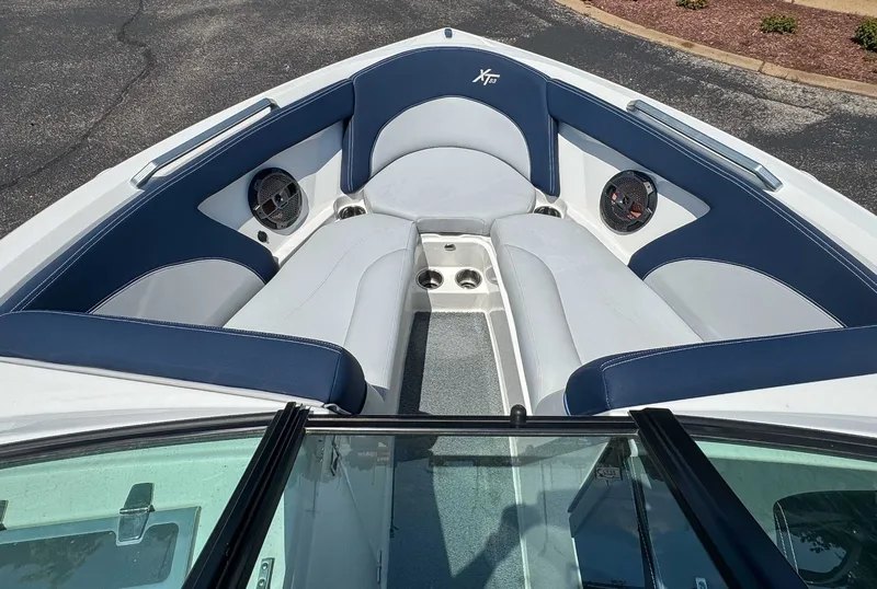 2019 MasterCraft XT23, photo 13 of 24
