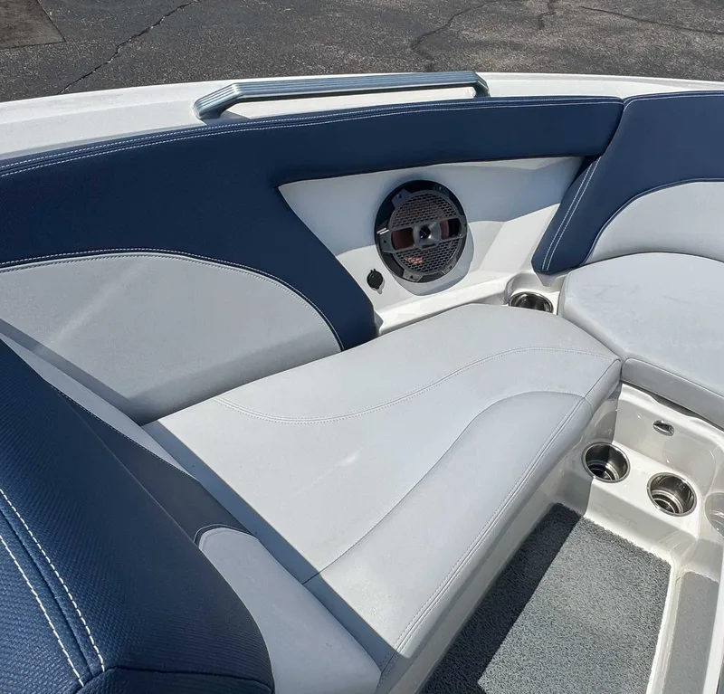 2019 MasterCraft XT23, photo 14 of 24