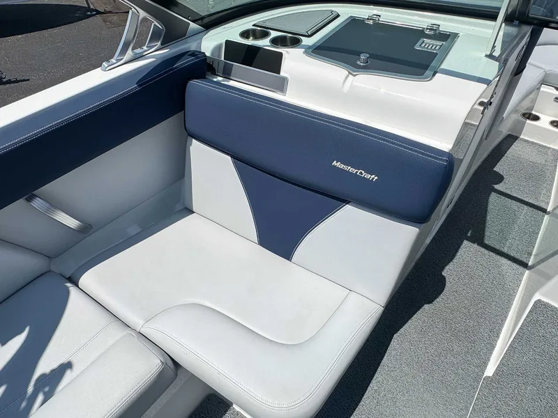 2019 MasterCraft XT23, photo 18 of 24