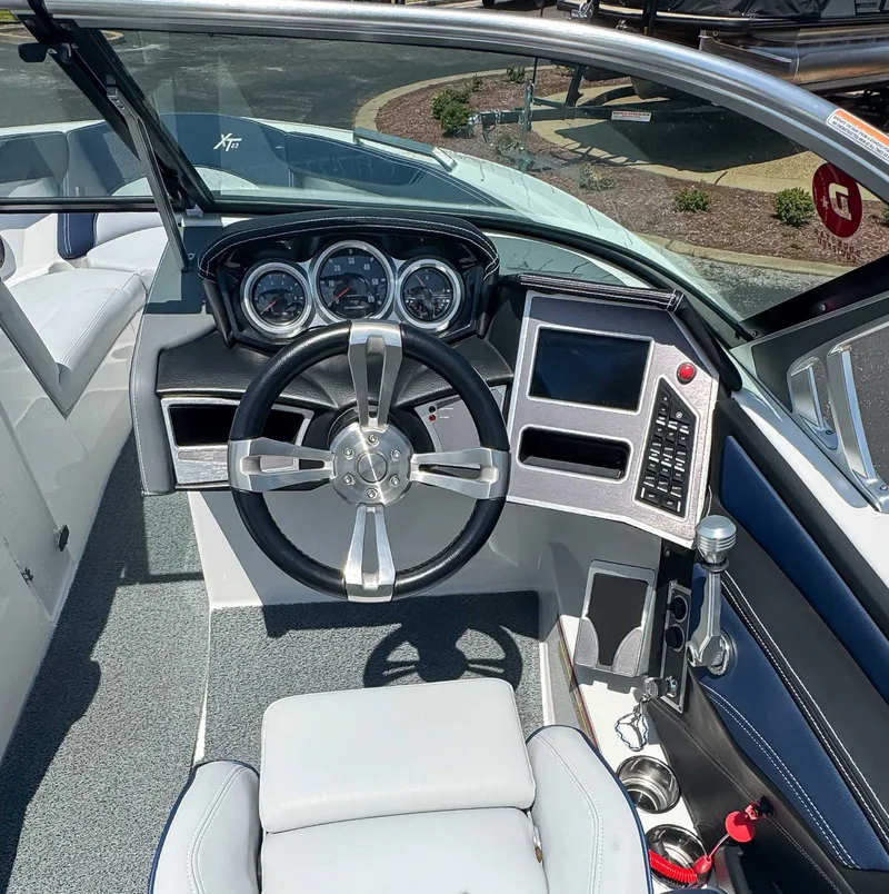 2019 MasterCraft XT23, photo 19 of 24