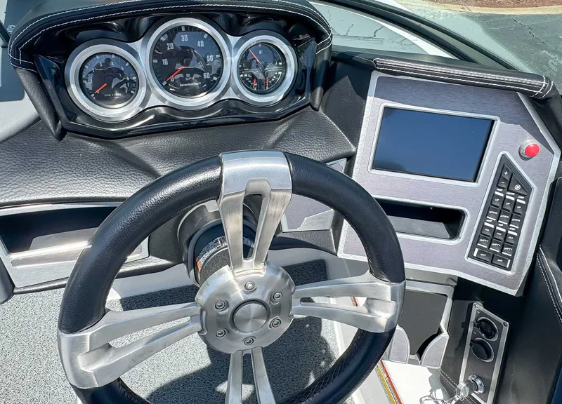 2019 MasterCraft XT23, photo 20 of 24