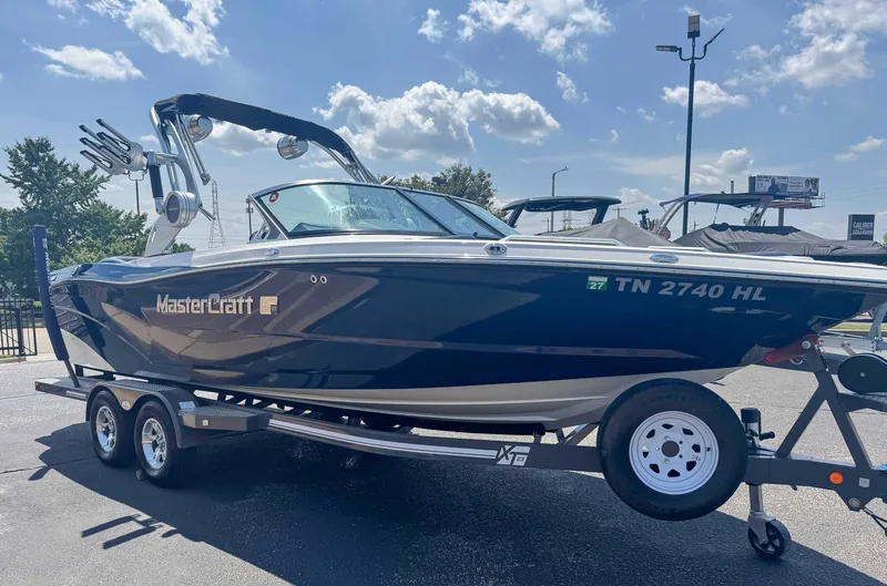 2019 MasterCraft XT23, photo 3 of 24