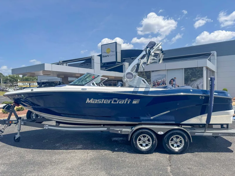 2019 MasterCraft XT23, photo 6 of 24