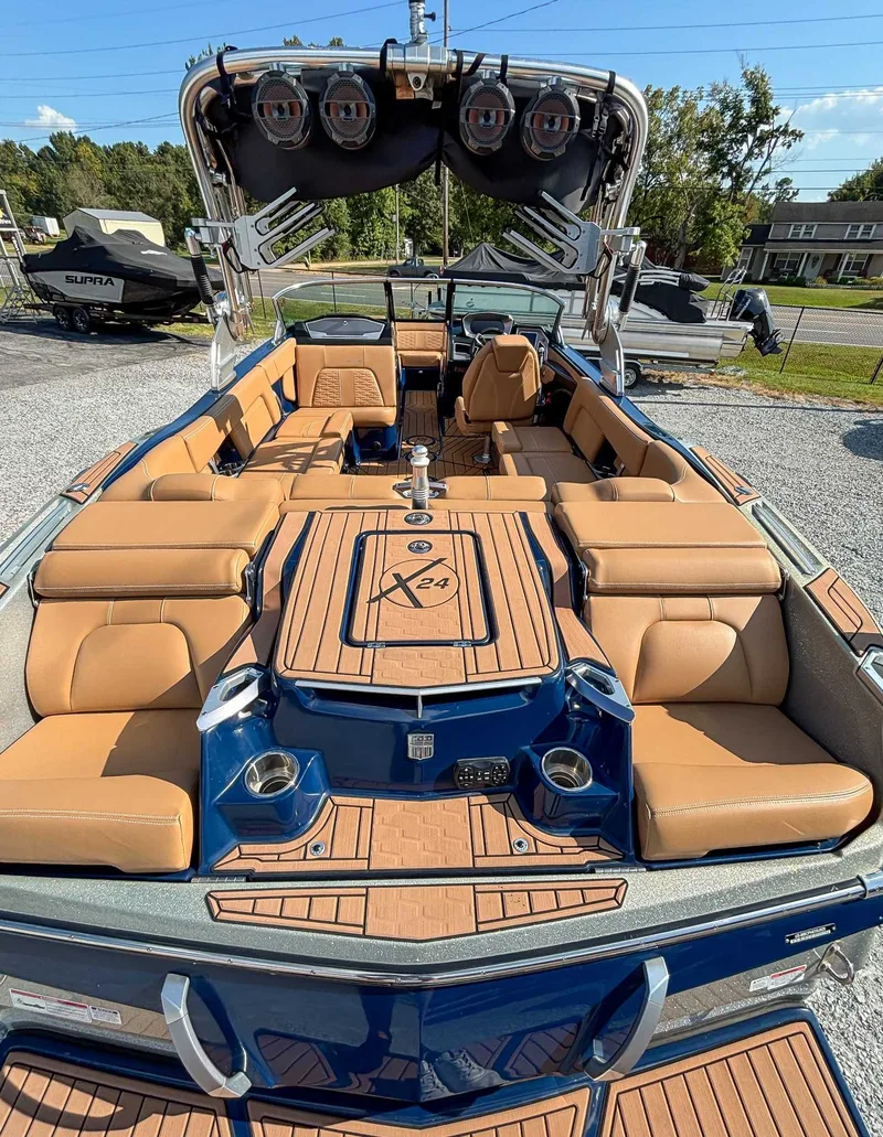 2020 MasterCraft X24, photo 8 of 21