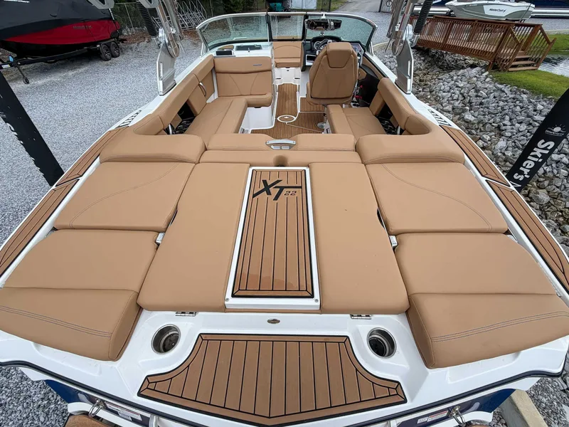 2021 MasterCraft XT22, photo 10 of 25