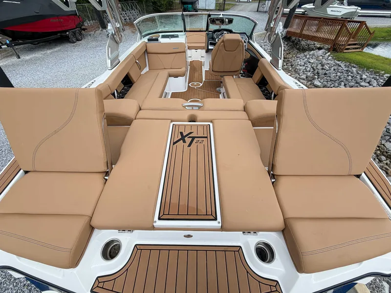 2021 MasterCraft XT22, photo 11 of 25