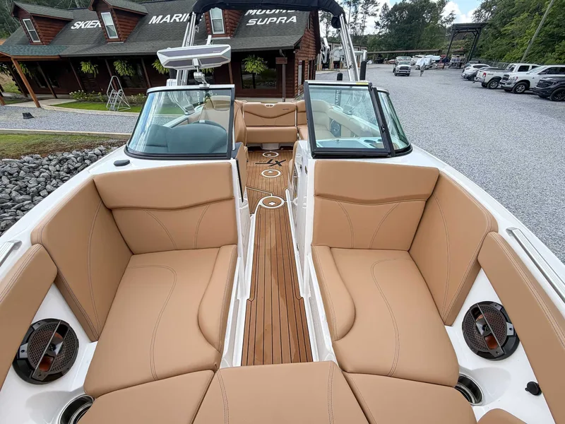 2021 MasterCraft XT22, photo 15 of 25