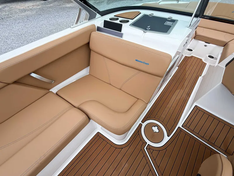 2021 MasterCraft XT22, photo 17 of 25