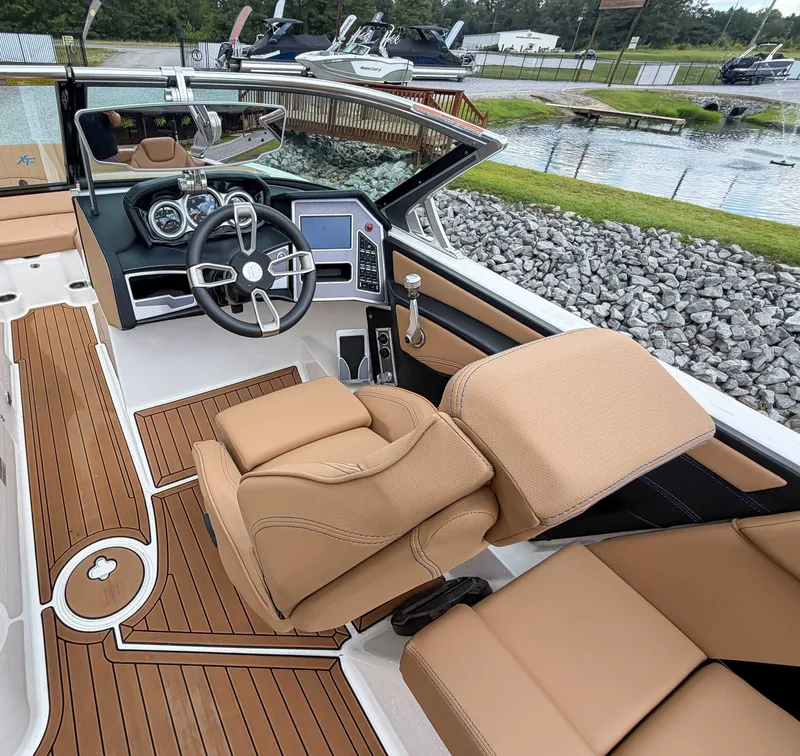 2021 MasterCraft XT22, photo 18 of 25