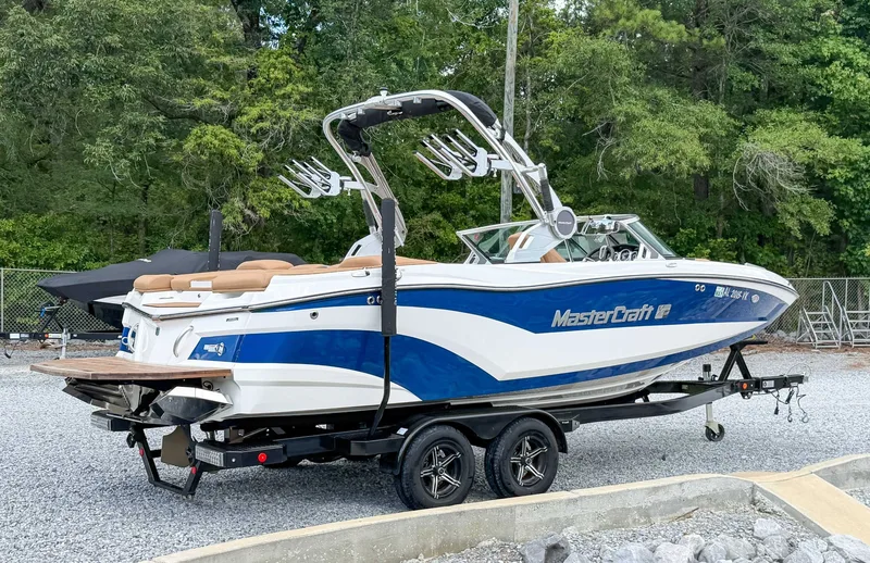 2021 MasterCraft XT22, photo 8 of 25