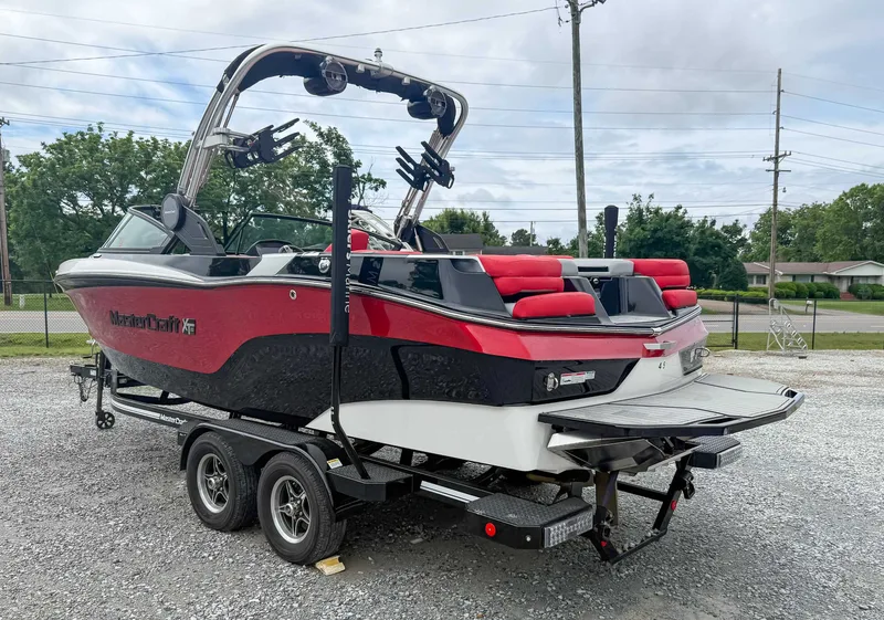 2022 MasterCraft XT23, photo 8 of 26
