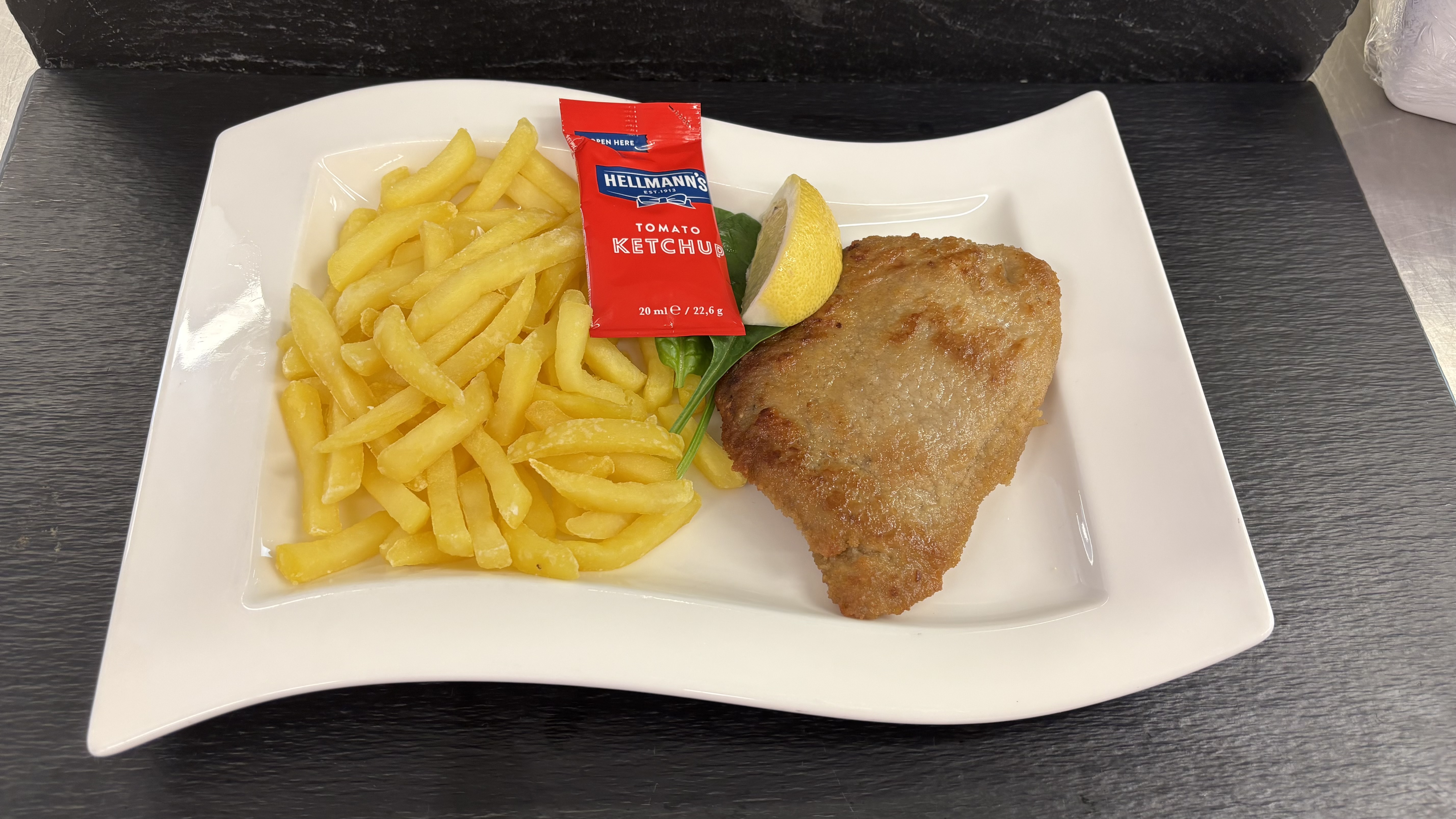 Schweins Cordon bleu, paniert, Zitrone & Ketchup, Pommes Frites, Salat und Suppe