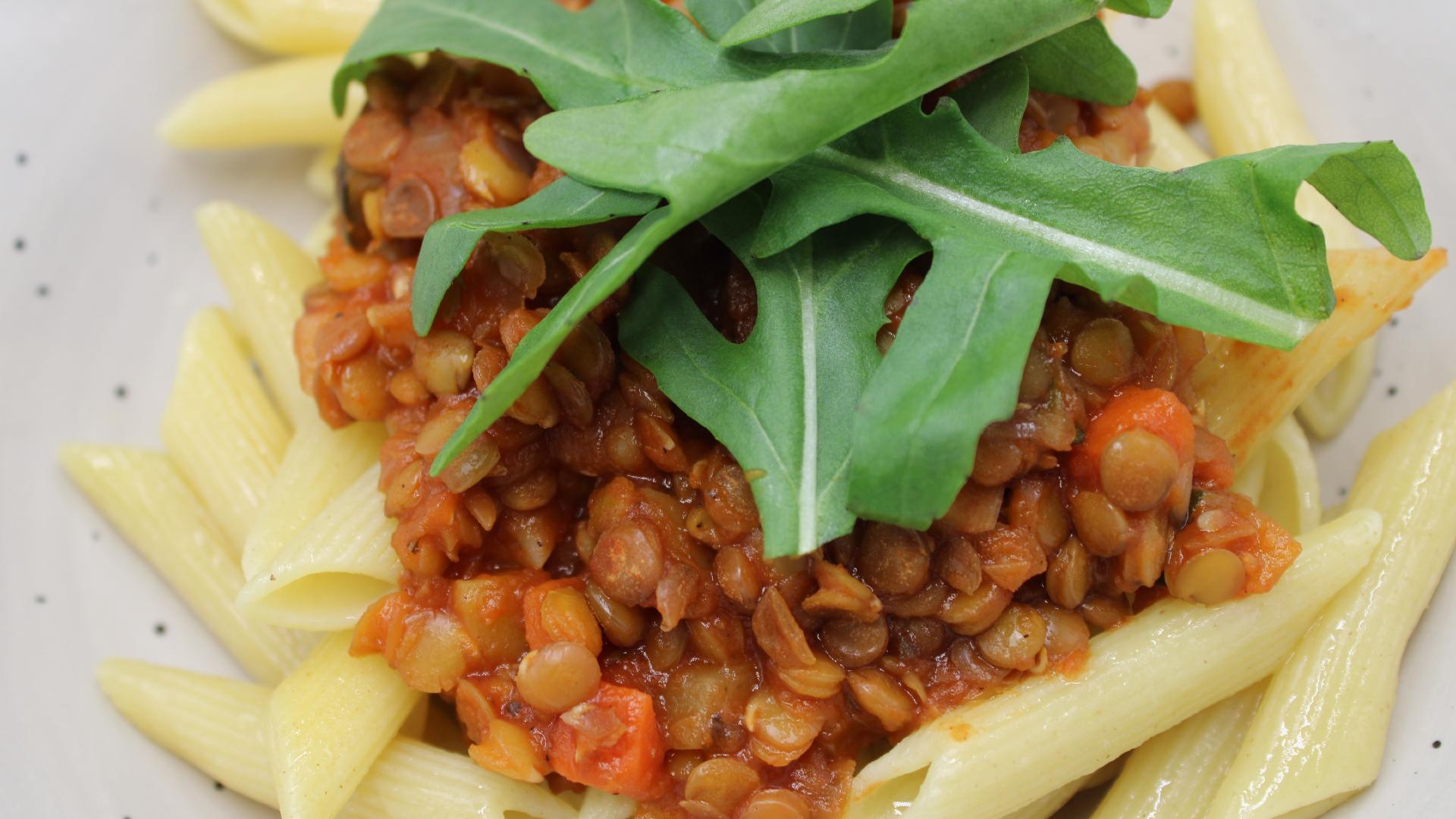 Penne, Linsen Gemüse Bolognaise, Rucola Garnitur, Apfelmus hausgemacht