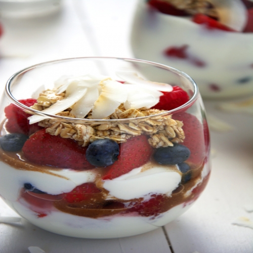 Maple Cinnamon Oats and Vanilla Greek Yogurt Parfaits with Fresh Fruit