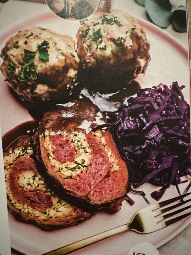 VEGANER SEITAN-ROLLBRATEN IM "CRISPY BACON"-MANTEL