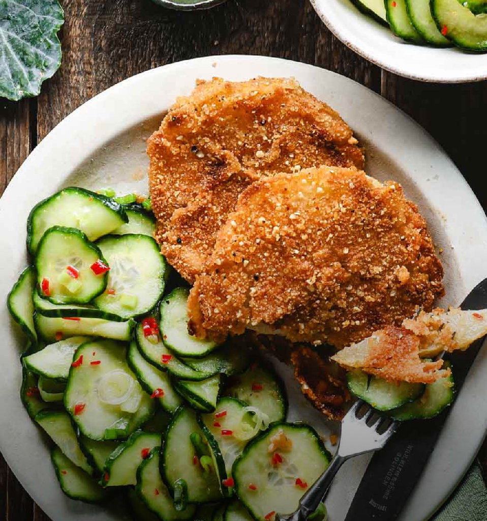 Schnitzel Croccante di Kholrabi con Insalata di Cetrioli
