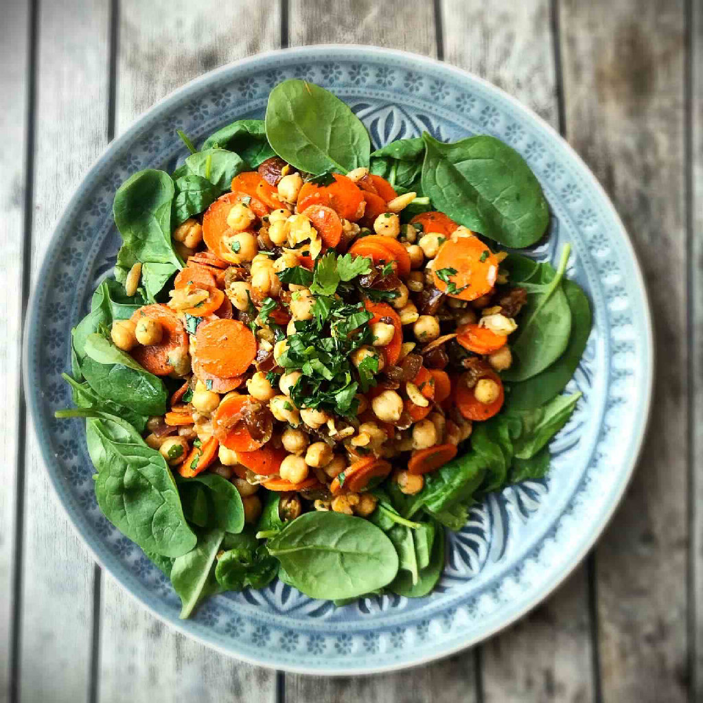 Orientalischer Karottensalat mit Kichererbsen und Datteln