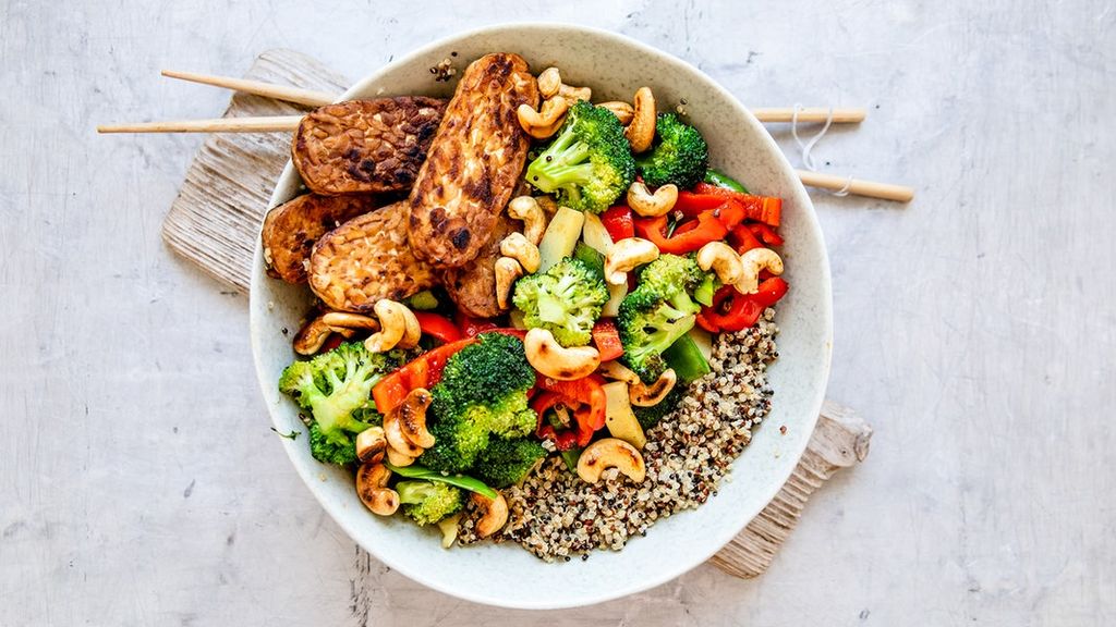 Asian Bowl with Fried Tempeh and Quinoa