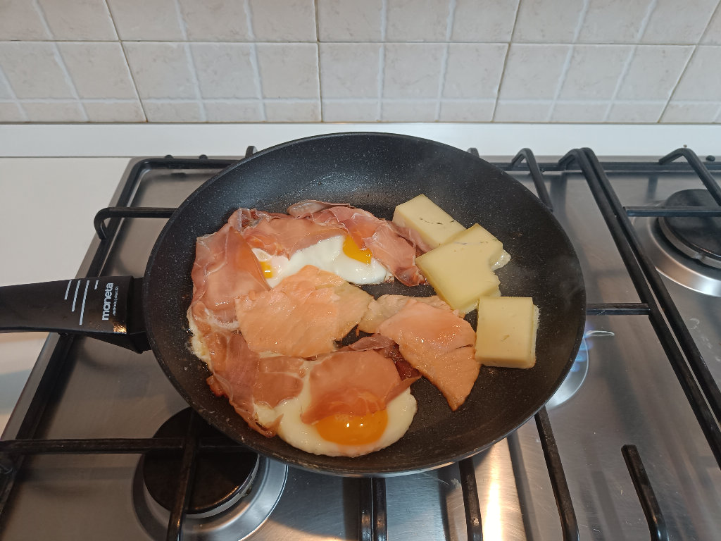 Uova al Tegamino con Prosciutto e Formaggio