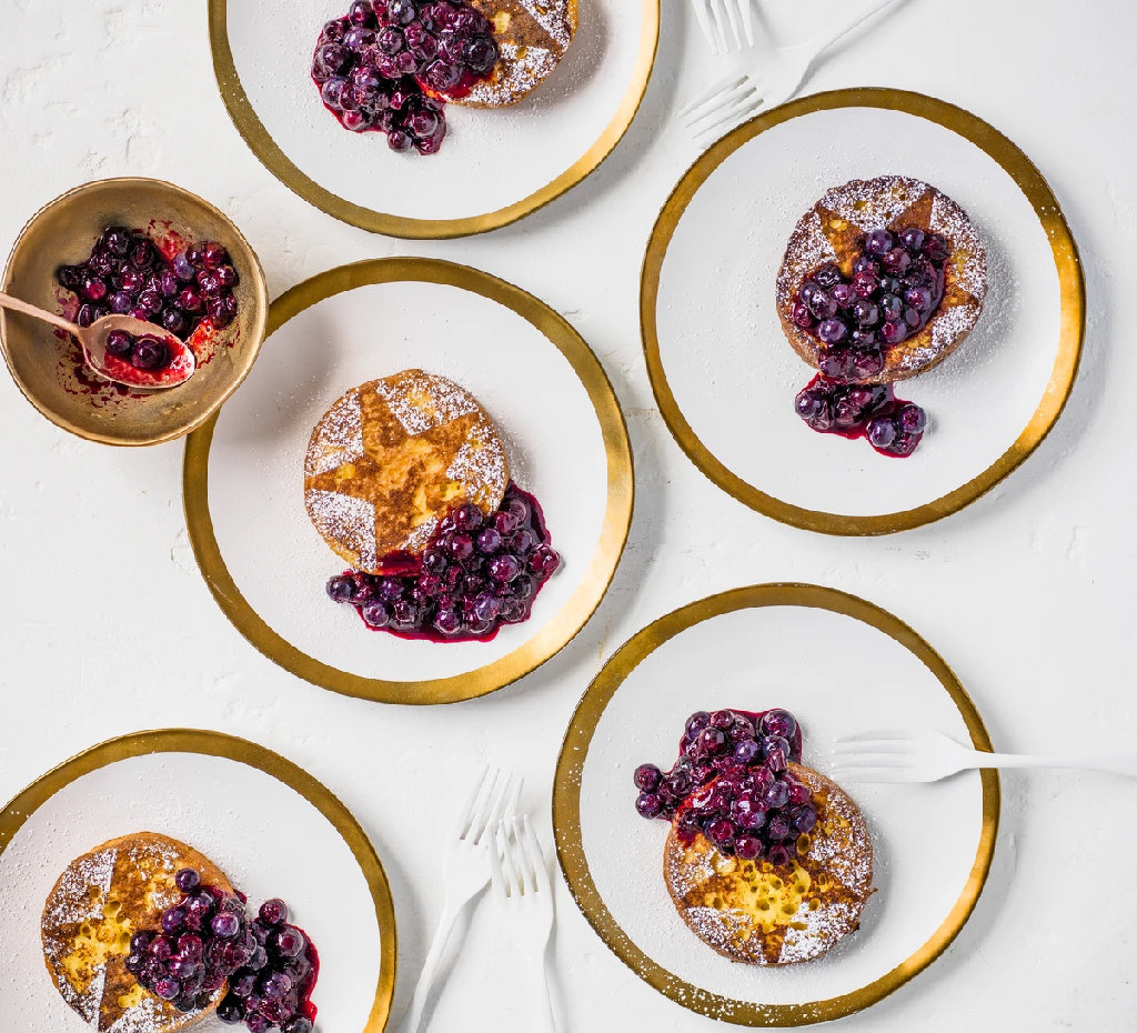 Pandoro-French-Toast mit Blaubeer-Salbei-Kompott