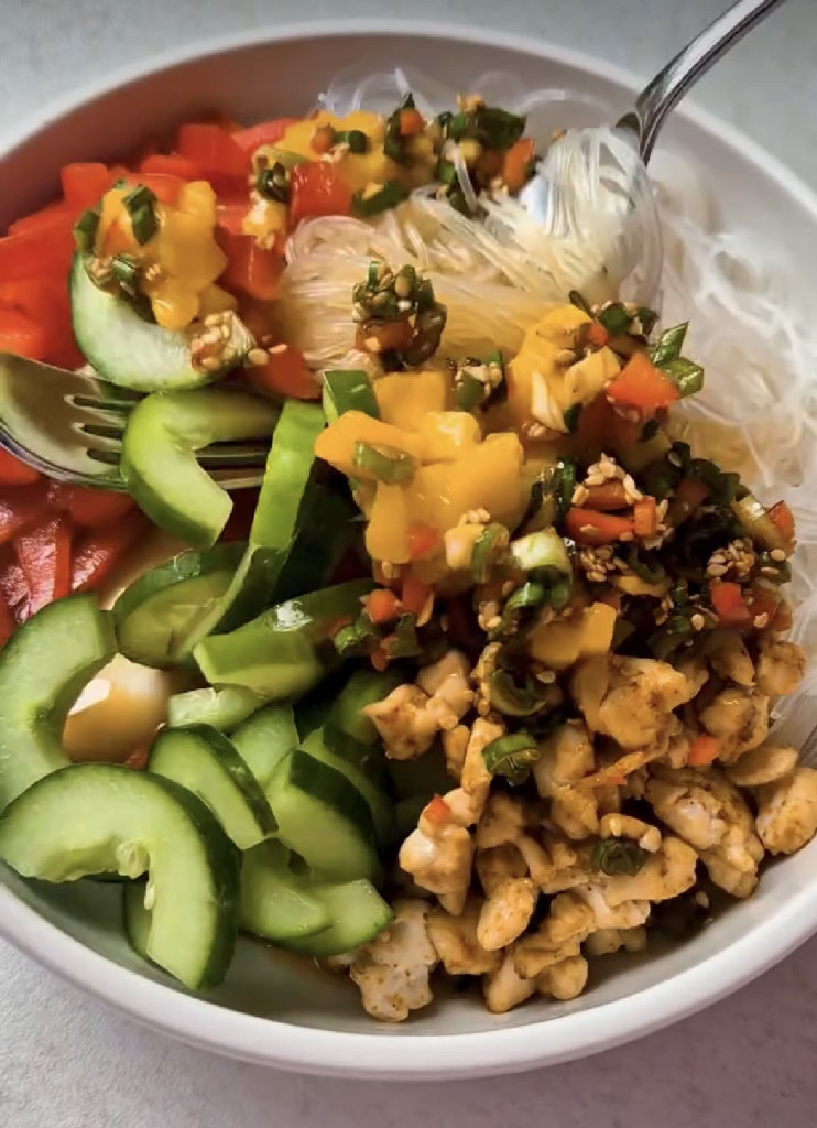 Glasnudelsalat mit Hähnchen und Mango
