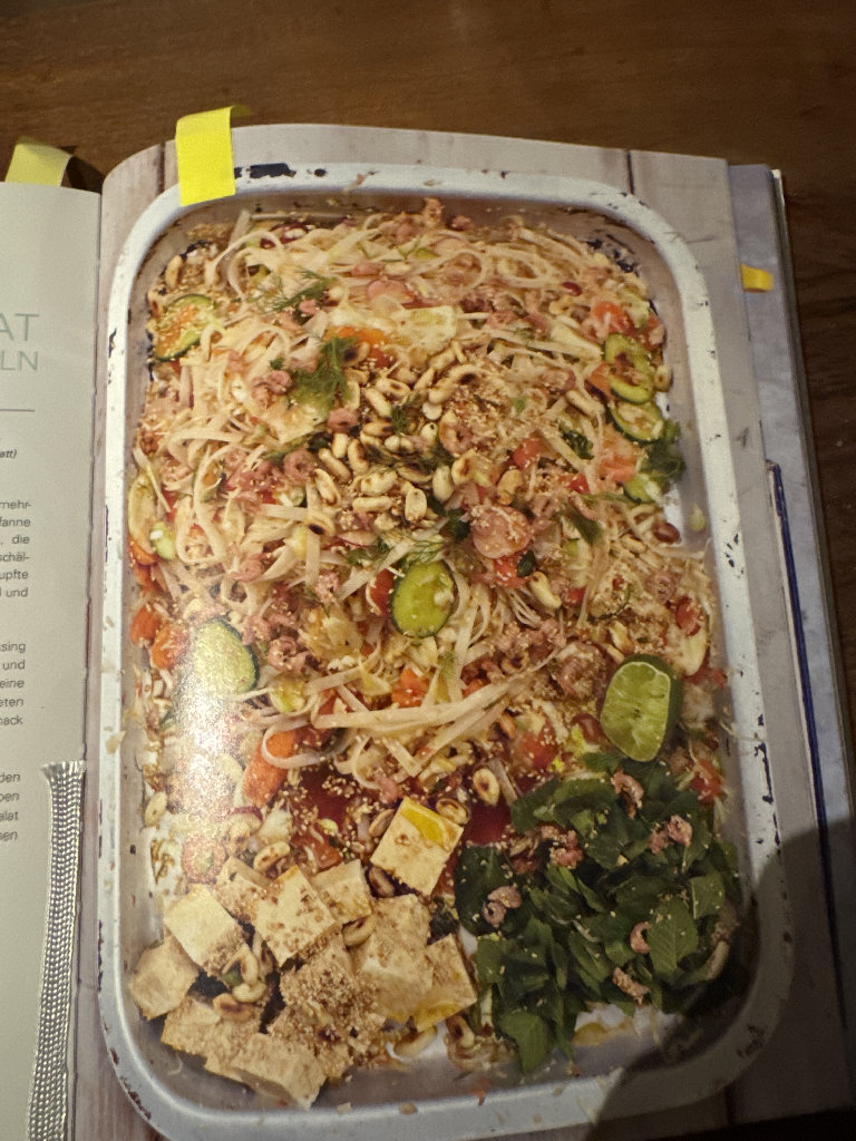 Insalata di Koh Samui con Tofu al Chili e Noodles Thai