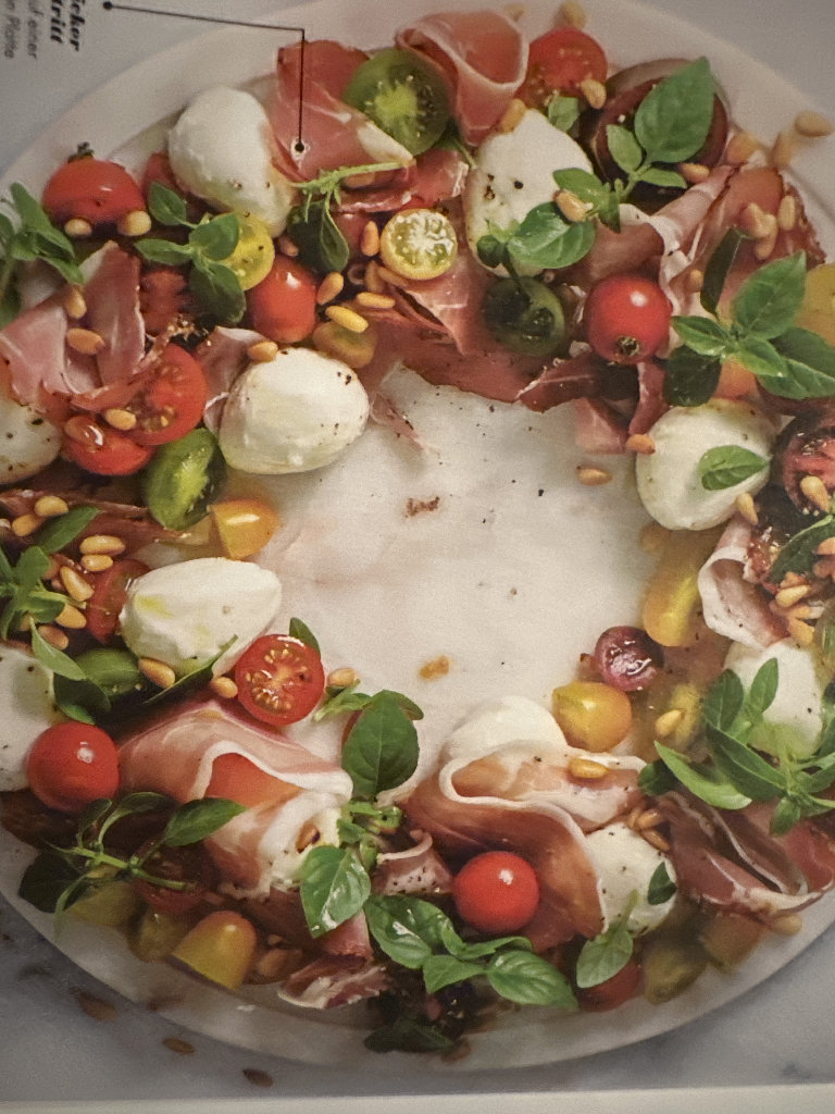 Feierliche Caprese mit Prosciutto