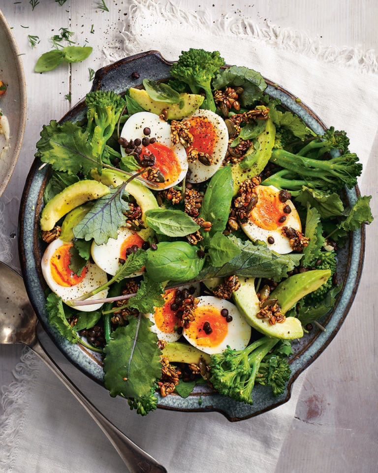 Linsen-, Brokkoli- und Eiersalat mit knusprigen Samen