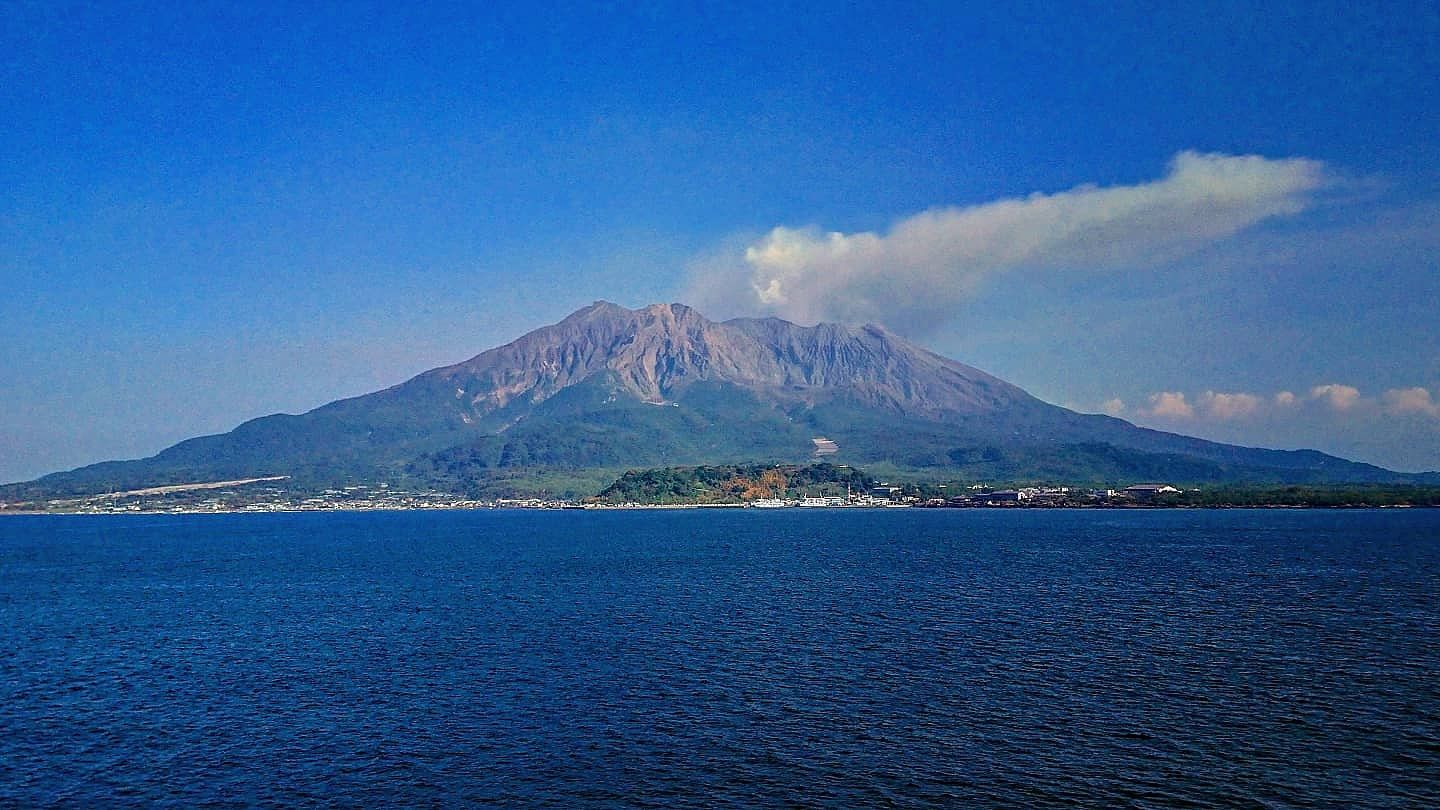 桜島 海から望む鹿児島の桜島