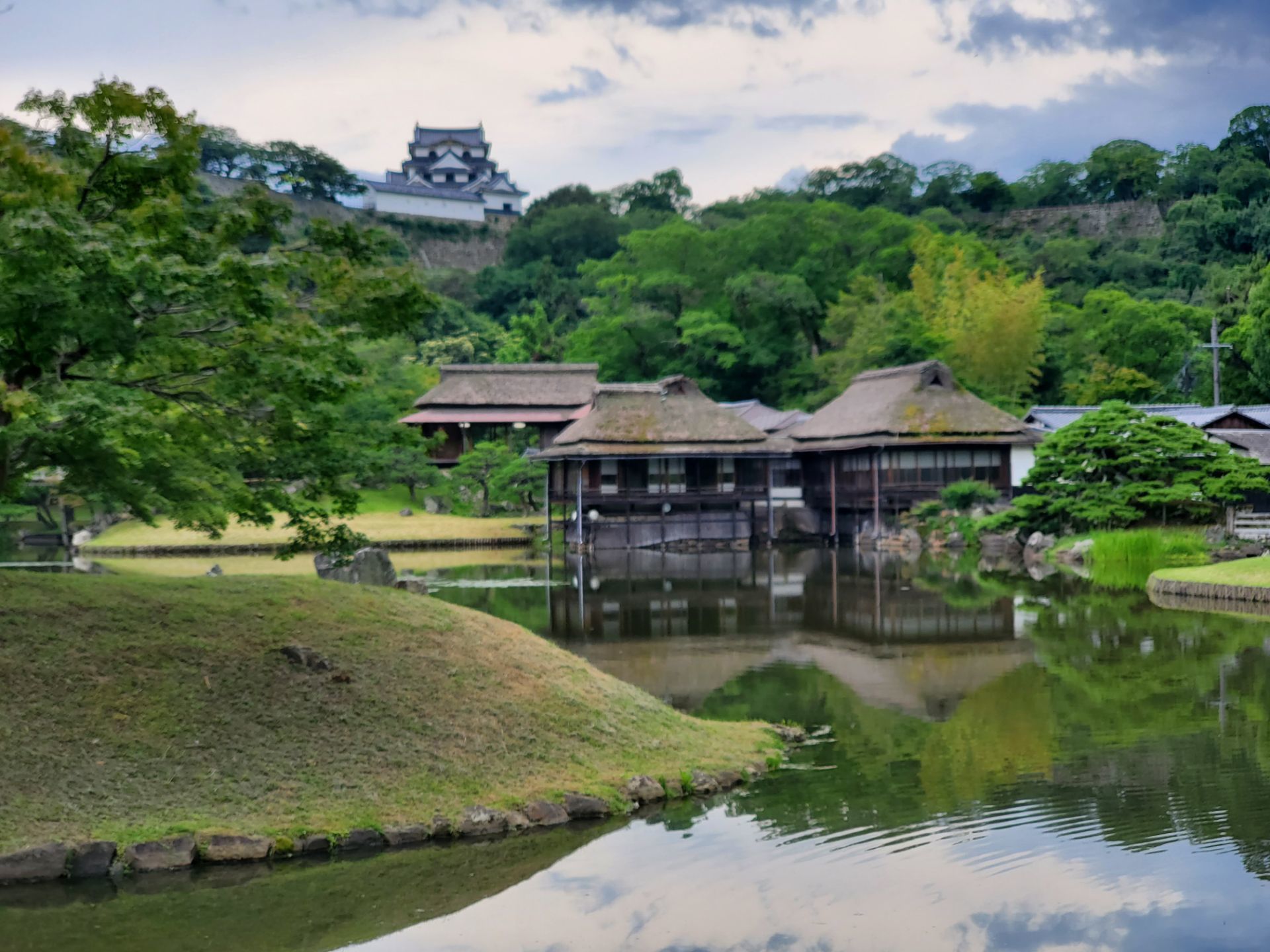 高評価！ 彦根城と秋の玄宮園(滋賀) 1000ピース 72×49cm ...