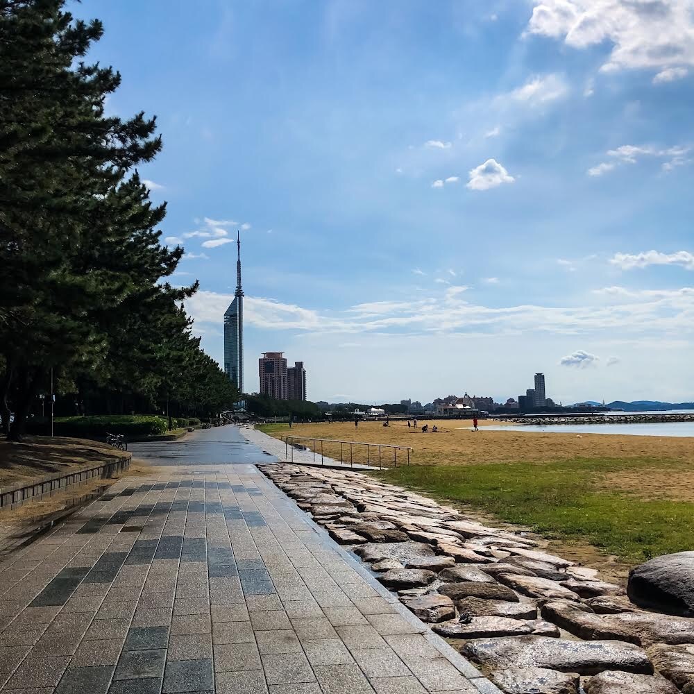 シーサイドももち海浜公園 博多湾を望む人工ビーチ 地元から愛される夕日のきれいな観光スポット Recotrip レコトリップ