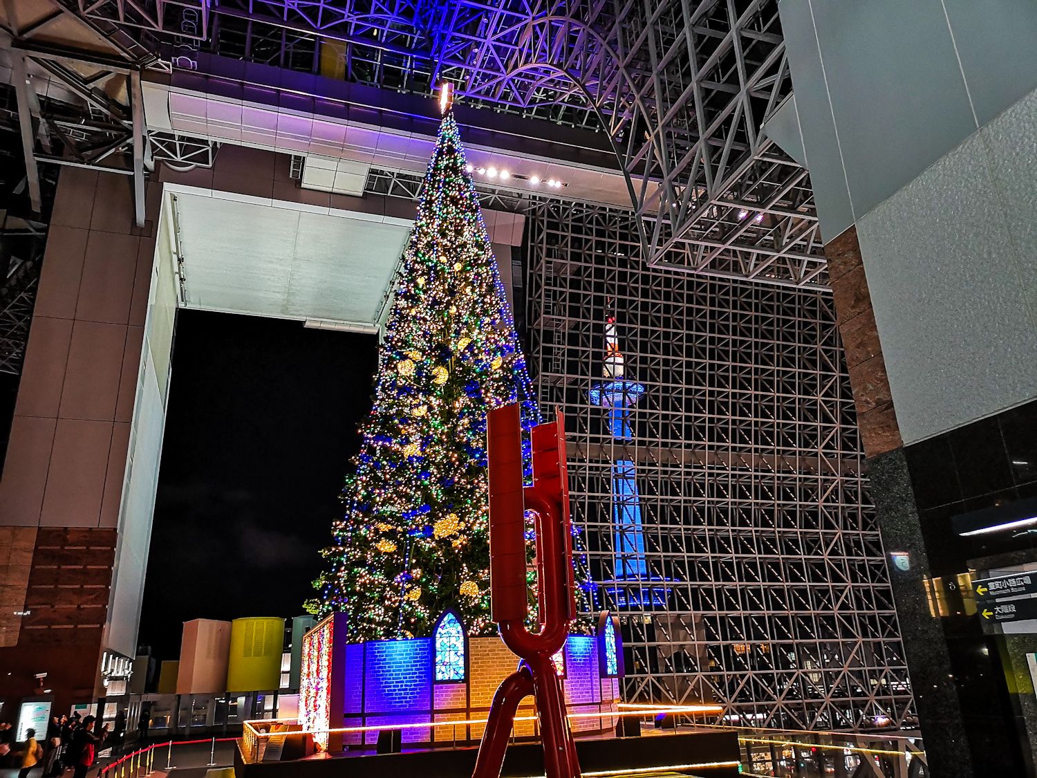 京都駅ビル大階段 京都タワーとクリスマスツリーのコラボ