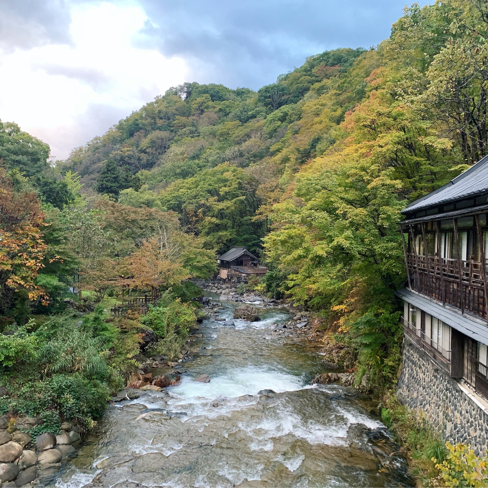 宝川温泉汪泉閣 宝川の自然と溶け込む秘湯 有名映画の舞台となった大露天風呂を愉しめる湯宿 Recotrip レコトリップ