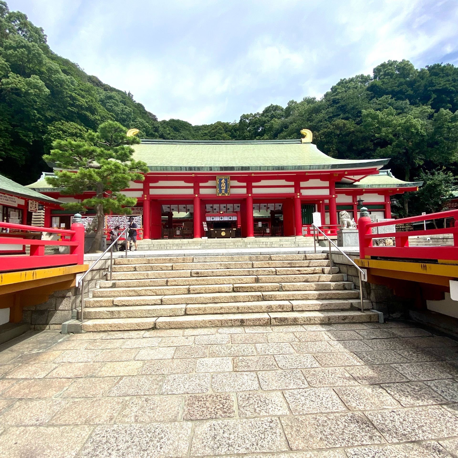 赤間神宮 まるで竜宮城 青々として海に朱の社殿が映える華やかなパワースポット Recotrip レコトリップ