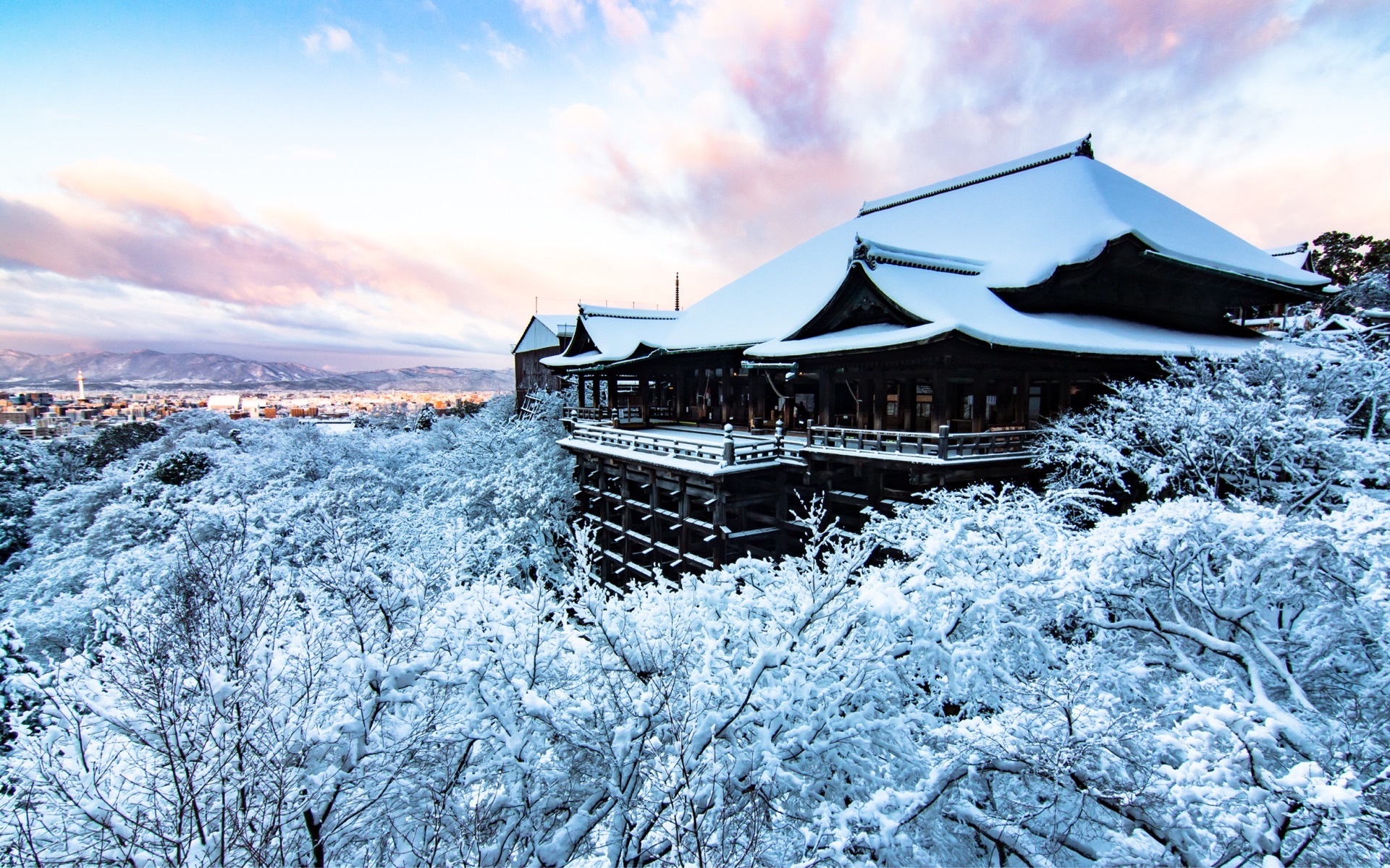 清水寺 早起きは三文以上の徳 美しさに観る者が言葉を失う 雪の清水寺